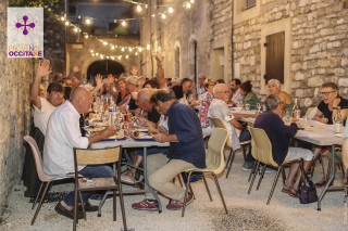 Convivialite à table en Provence Occitane