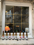 Fenêtre de la Taverne avec une exposition de bières