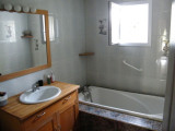 Salle de bain avec vasque et baignoire