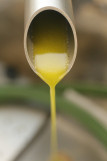 L'huile d'olive qui coule à travers d'un décanteur