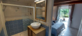 Chambre Malon avec vue sur le lit et la salle de bain