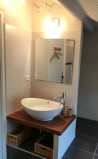 Chambre Olivette avec coin lavabo dans la salle de bain