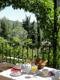 Petit déjeuner sur balcon avec vue sur le jardin