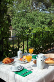 Petit déjeuner sur balcon avec vue sur le jardin