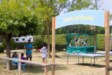 Espace jeux enfants avec trampoline et ping-pong