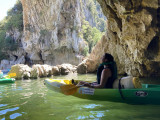 Beauté naturelle des grottes en canoë