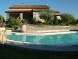Vue sur la piscine et la maison