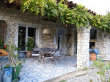 Terrasse couverte avec table et chaises