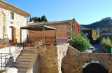 Accès à la chambre avec une grande terrasse ombragée