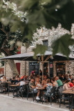 Terrasse sous les platanes
