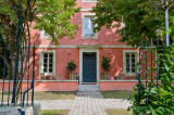 Maison ancienne couleur pourpre