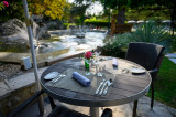 Table à l'extérieur proche du bassin