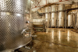 Les grandes cuves en inox dans la cave de vinification du Château de Manissy