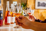Dégustation par des clients au caveau de dégustation du Château de Manissy