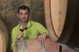 Florian André le vigneron du Château de Manissy qui déguste devant les fûts