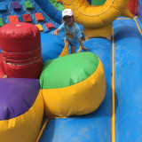 Structure gonflable avec enfant