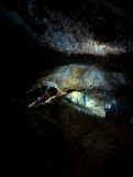 Grotte forestière vue en hauteur