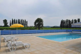 Vue sur la piscine et l'environnement calme