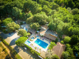 Vue aérienne du camping avec la piscine