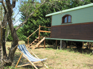 Pierres de Soleil : Roulotte en bois