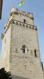 Tour Jacques Deuze et donjon féodal au coeur du village médiéval de St Laurent des Arbres