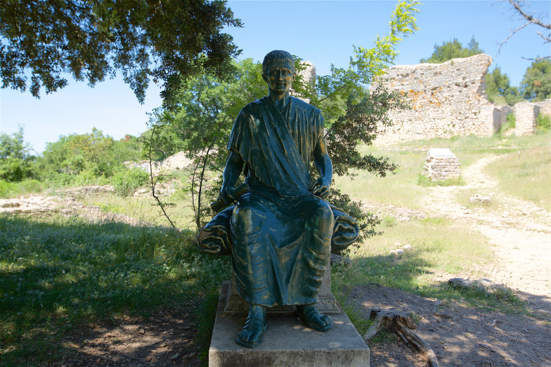Statue à l'entrée du Camp de César