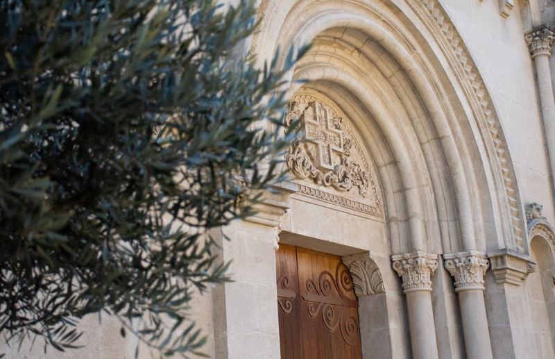 Porche de l'Eglise de St Genies de Comolas