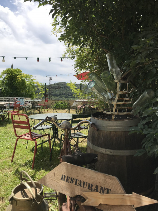 Jardin du restaurant Le Bienheureux à St Alexandre