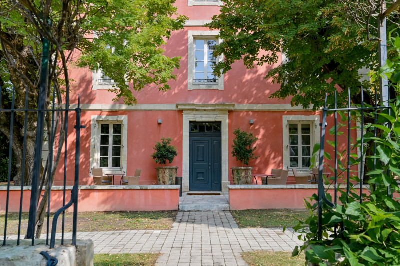 Maison ancienne couleur pourpre