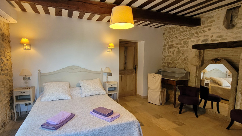 Chambre avec lit double avec salle de ba