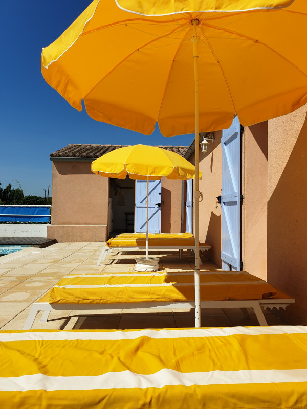 Terrasse de la piscine avec transats