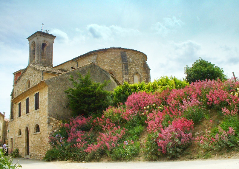 Eglise et ruelle du village du Garn