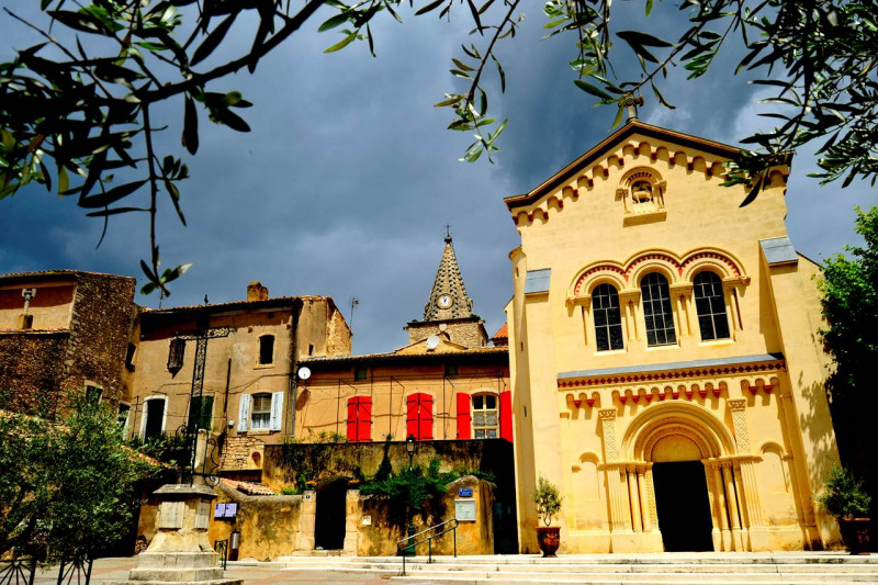 Place de l'Eglise à Chusclan