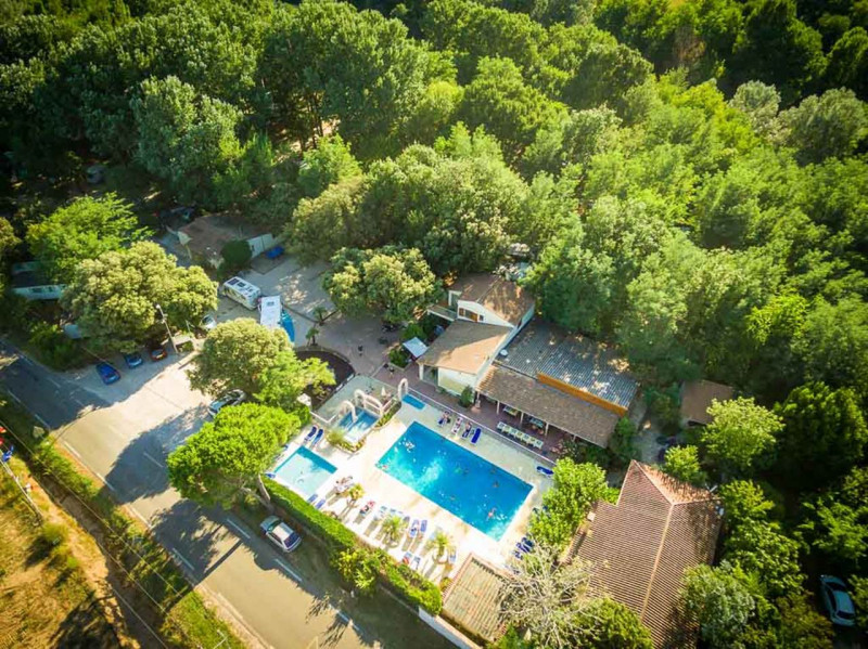 Vue aérienne du camping avec la piscine