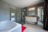Salle de bain spacieuse avec baignoire