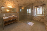 Grande salle d'eau avec douche et vasques