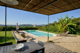 Terrasse ombragée avec vue sur la piscine et le vignoble