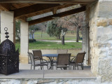 Terrasse couverte avec table et chaises