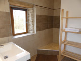 Salle d'eau avec douche, vasque et rangements