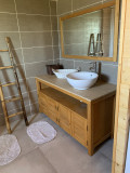 Salle d'eau du chalet avec lavabo, douche et rangement
