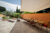 Terrasse ombragée avec table du petit-déjeuner