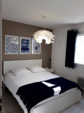 Chambre bleue avec lit double