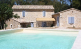 Façade du mas avec la piscine