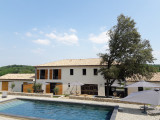 Vue générale avec des appartements avec la piscine commune