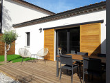 Vue de la terrasse et de l'entrée de l'appartement