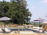 Piscine partagée avec transats et grande terrasse