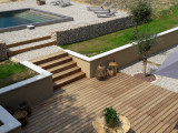 Terrasse donnant accès à la piscine
