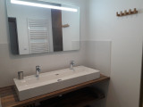 Salle d'eau avec douche