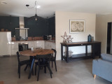 Pièce de vie avec avec coin cuisine, salle à manger et coin salon