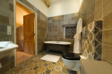 Salle de bain avec baignoire